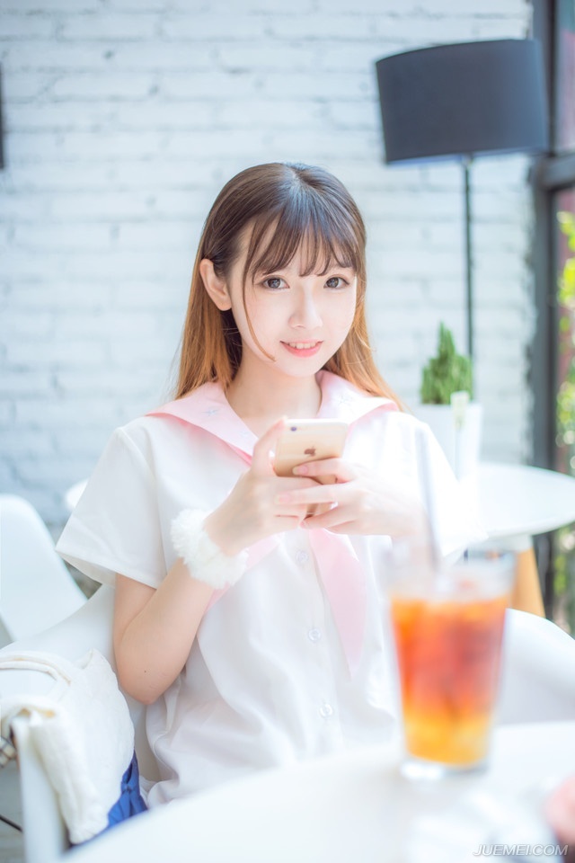 在这里，与各位再共同勉励一次，我们要做聪明的人，做有智慧的人有慈爱又肯诚实对人对己的勇者。就算天大的事情来了，也不逃避它，心平气和地为自己争取最合理的解决之道，不可以做一个弱者，凡是不顺心便跌倒的人是要被社会淘汰的，做一个有弹性的人，当是我们一生追求的目标。——三毛《亲爱的三毛》